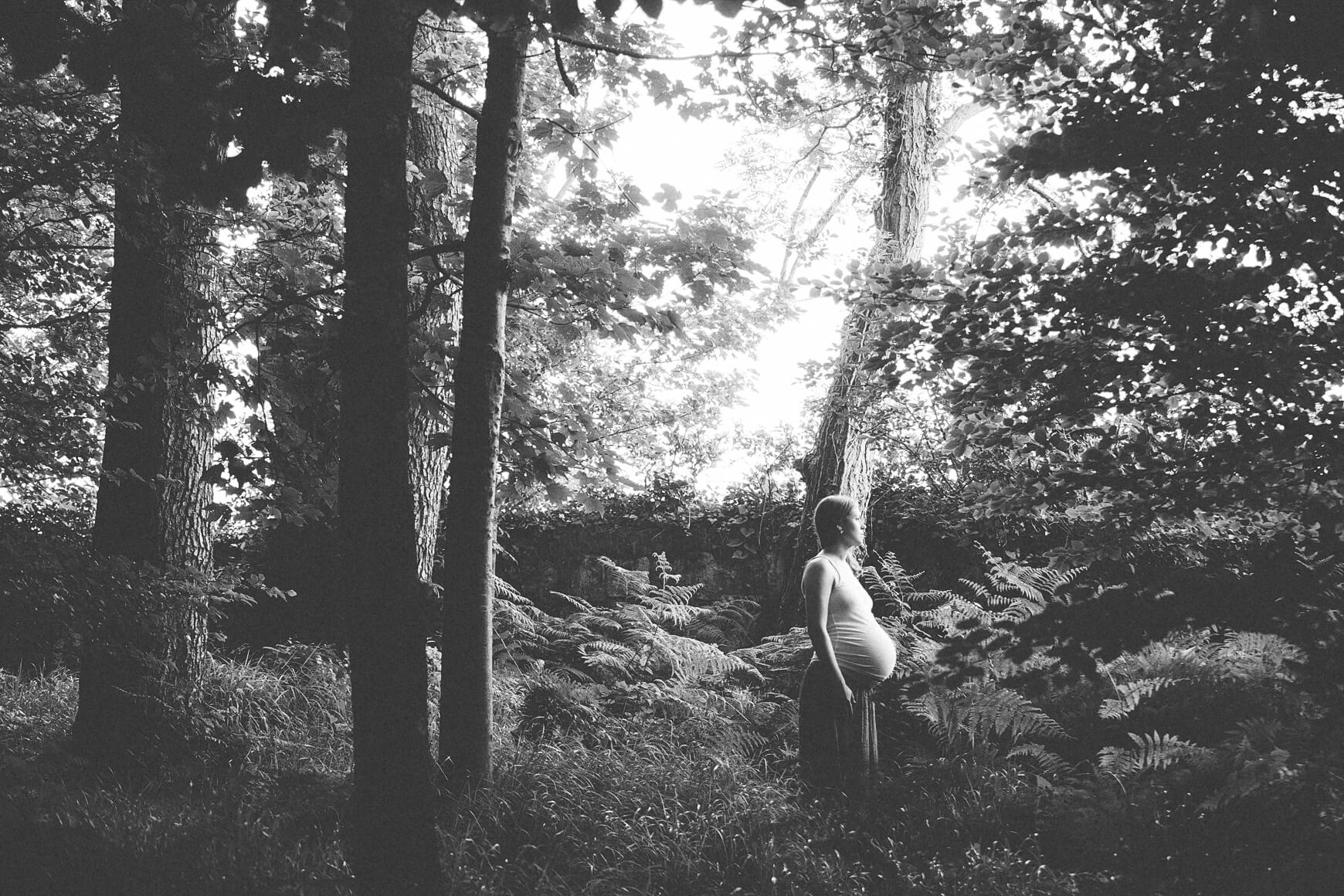 foto de embarazada en un bosque de san sebastian