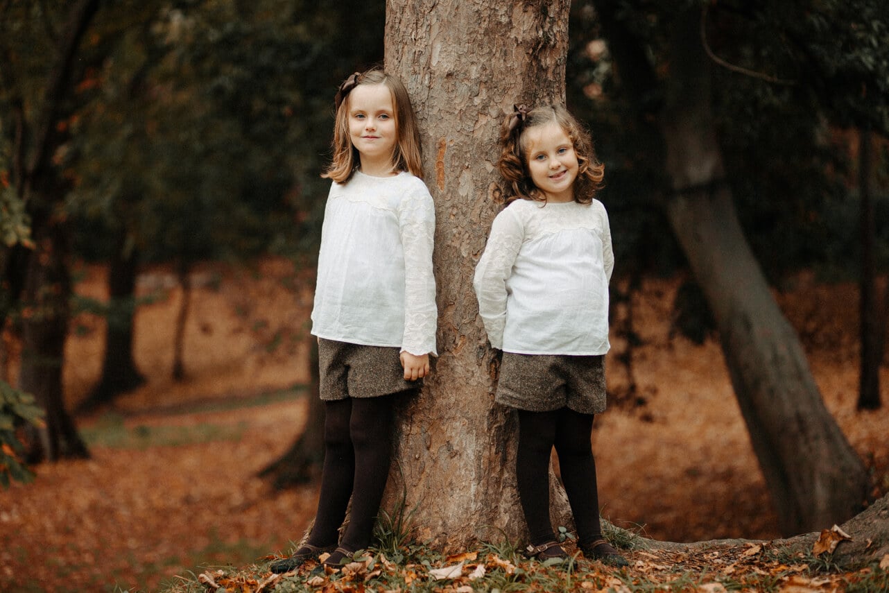 apoyadas en un arbol de cristina enea