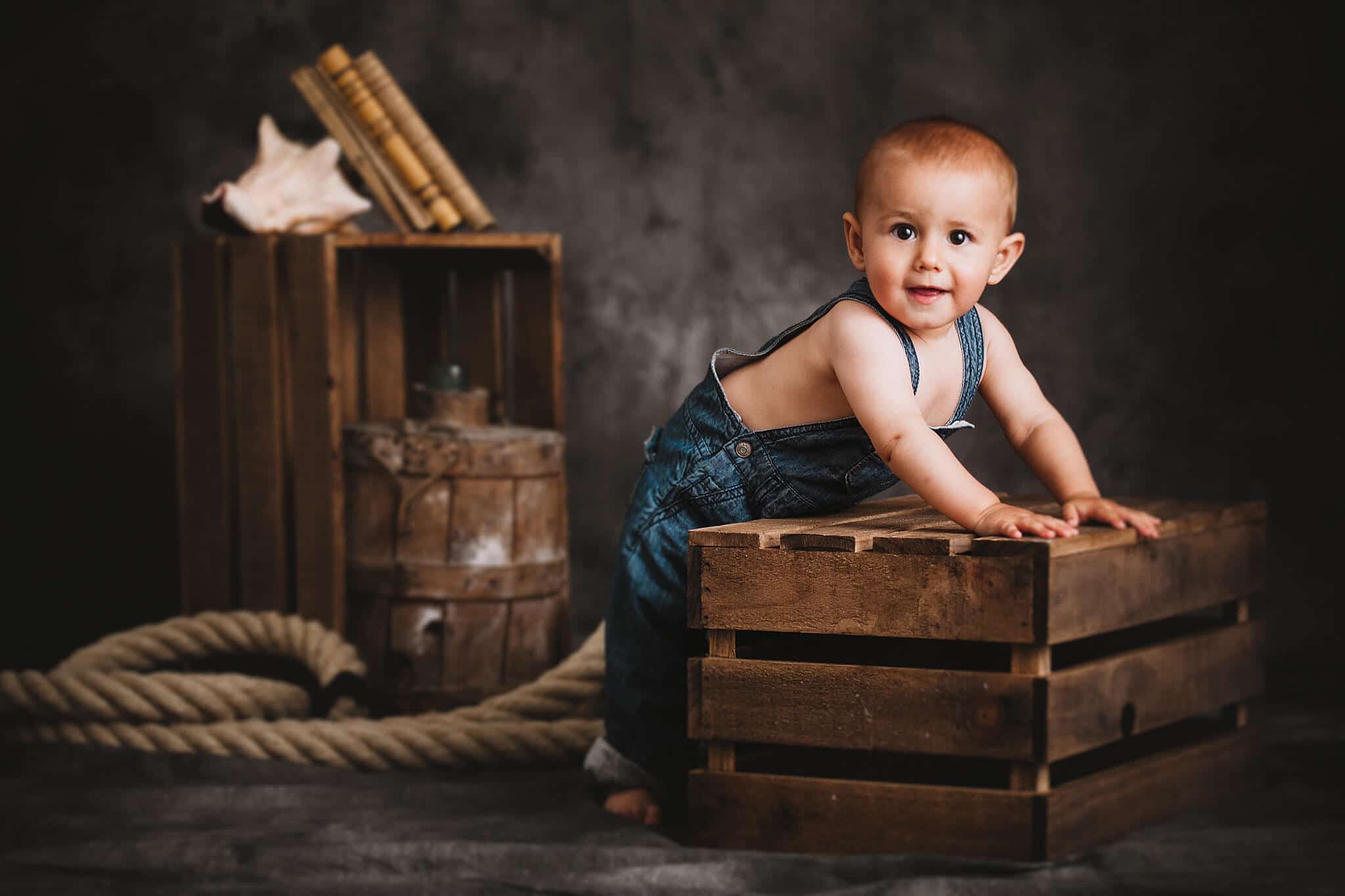 foto de estudio de niño con peto vaquero