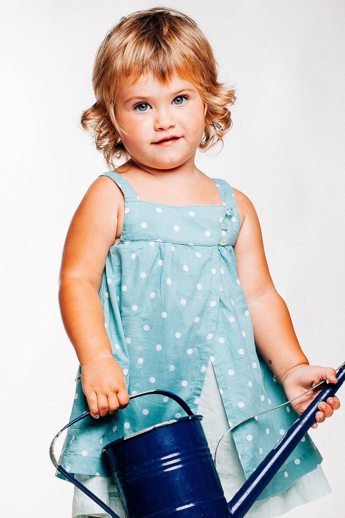 niña con vestido azul en sesion de fotos profesional