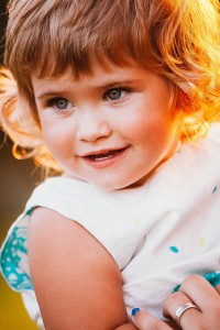 sesion fotográfica infantil en exteriores al atardecer