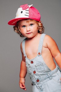 sesion de estudio profesional de niña con gorro rosa y peto