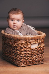 bebe de 5 meses dentro de cesto foto vintage