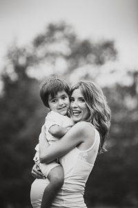 foto de embarazo con segundo hijo en la calle blanco y negro