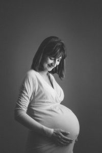 foto de embarazada en estudio en blanco y negro