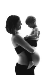 foto embarazada con niña estudio blanco y negro fondo blanco