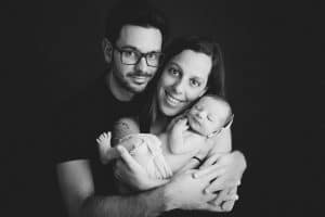 foto de familia con recien nacido en estudio blanco y negro