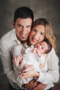 foto de estudio de padres con bebe recien nacido