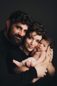 foto de familia con recien nacido en estudio de gipuzkoa