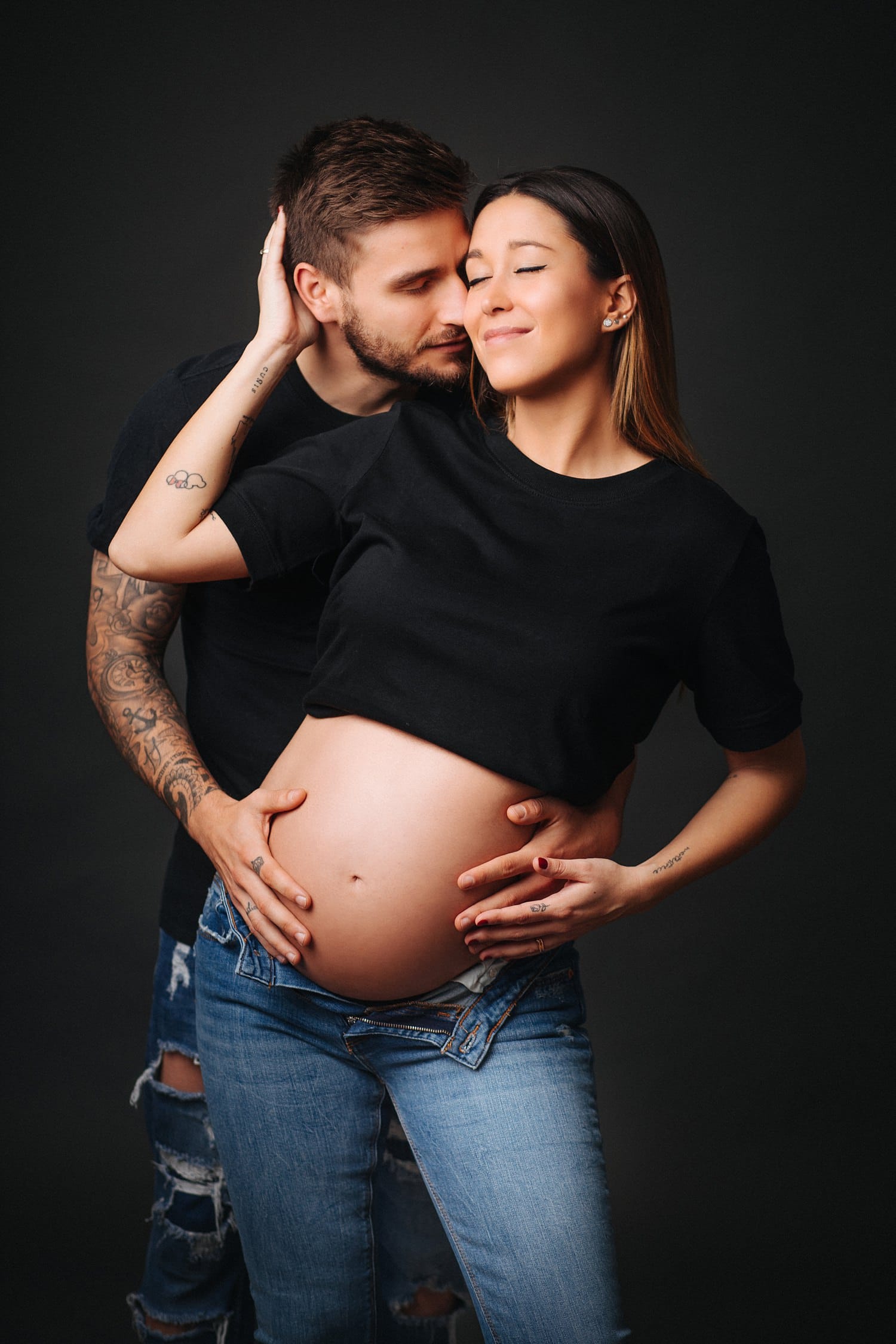 fotos de embarazo en estudio con vaqueros