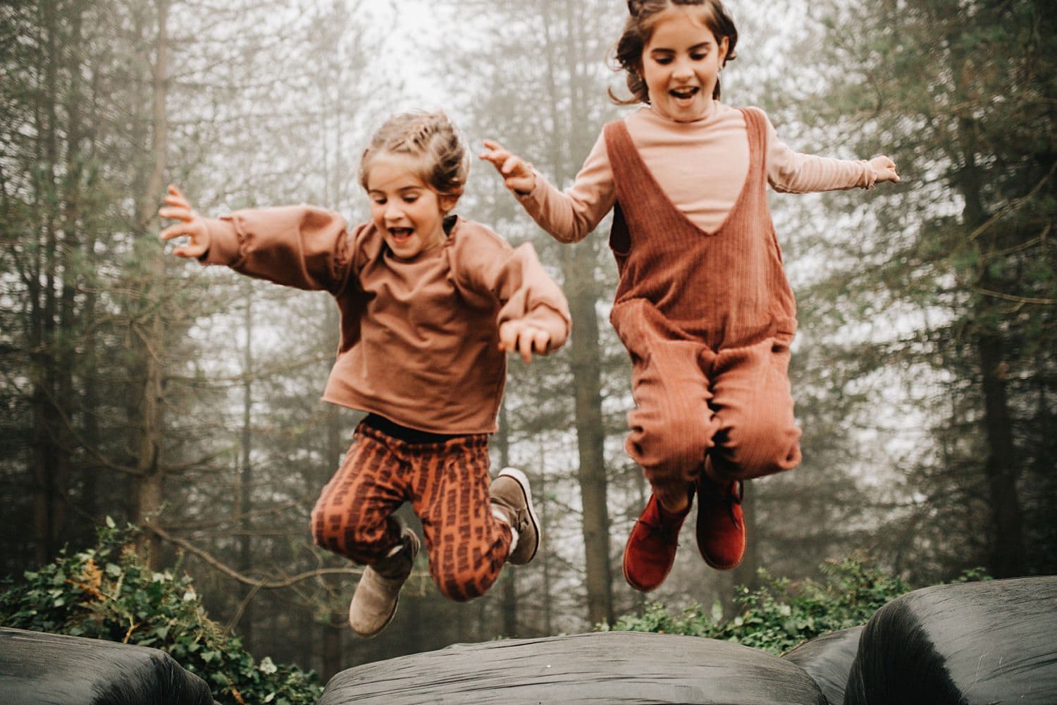 sesion de fotos con niños saltando al aire libre